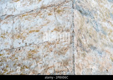 Detalle de un antiguo muro hecho medievale con piedras, ladrillos y otros materiales, textura Foto Stock