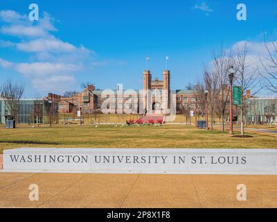 Missouri, FEBBRAIO 23 2023 - Vista Sunny della Brookings Hall della Washington University in St Louis Foto Stock