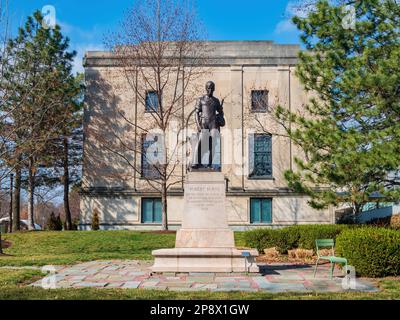 Missouri, 23 2023 FEB. - Vista soleggiata della statua di Robert Burns della Washington University in St Louis Foto Stock