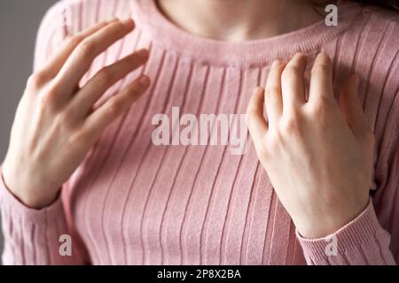 Ragazza adolescente che tocca il punto del colarbone - pratica EFT o tecnica di libertà emotiva Foto Stock