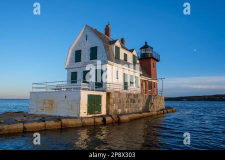 2022 11 10, Rockland, Maine, USA: Una vista sul faro di Rockland Breakwater in una bella serata Foto Stock