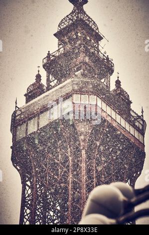 La neve cade sulla Blackpool Tower durante l'esplosione artica 9th marzo 23 Foto Stock