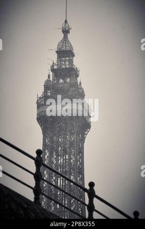 La neve cade sulla Blackpool Tower durante l'esplosione artica 9th marzo 23 Foto Stock