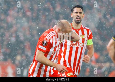 Sven Michel dal 1. FC Union Berlin e Rani Khedira dal 1. Il FC Union Berlin celebra il terzo goal della sua squadra per ottenere il punteggio 3-3 durante la partita tra il 1. FC Union Berlin Vs. Union Saint-Gilloise, turno di sedici, UEFA Europa League 2022/23, Stadion an der Alten Försterei, Berlino, Germania, 9 marzo 2023. Iñaki Esnaola Foto Stock