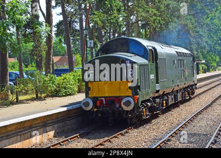 HOLT, NORFOLK, INGHILTERRA - 14 LUGLIO 2022: Motore diesel tipo 3 elettrico d'epoca BR Classe 37 inglese presso la stazione holt. Foto Stock