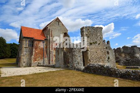 CASTLE ACRE, NORFOLK, INGHILTERRA - 15 LUGLIO 2022: Castello Acre Priory in una giornata di sole. Foto Stock