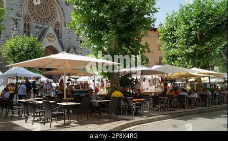 SOLLER, MALLORCA, SPAGNA - 19 GIUGNO 2022: Persone che si godono caffè sulla piazza Soller Mallorca Spagna Foto Stock