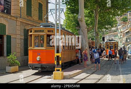 SOLLER, MALLORCA, SPAGNA - 16 GIUGNO 2022: Due tram rossi d'annata a Soller Mallorca. Foto Stock