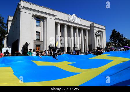 Bandiera di Crimea Tatar. La Crimea è l'Ucraina. I Patriot detengono una grande bandiera blu con l'emblema giallo del tanga vicino al parlamento ucraino. Russia guerra contro Ukra Foto Stock