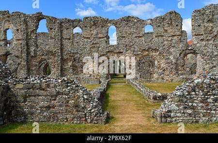 CASTLE ACRE, NORFOLK, INGHILTERRA - 15 LUGLIO 2022: Rovine del Priorato di Acre Castello Norfolk. Foto Stock