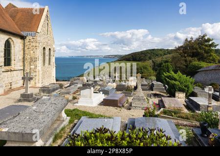 Varengeville-sur-Mer, Francia - 29 settembre 2022: La chiesa di Saint-Valerie e cimitero è noto per la sua posizione e la tomba di Georges Braque e. Foto Stock