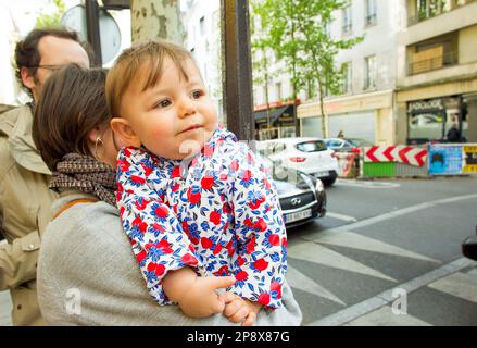 05-15-2016 Parigi, Francia. Piccolo ragazzo in mano madre a Parigi su Bd des Batignolles nel 9th ° distretto (arrondissement) di Parigi nel mese di maggio Foto Stock