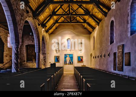 Varengeville-sur-Mer, Francia - 29 settembre 2022: All'interno della chiesa Saint-Valerie a Vargengeville. E 'noto per la tomba di Georges Braque e. Foto Stock