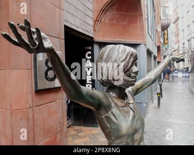 La statua in bronzo di Cilla Black a Liverpool. Foto Stock