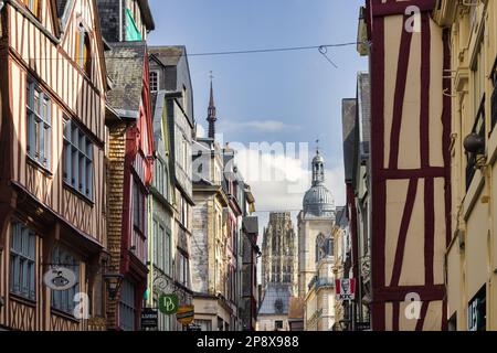 Rouen, Francia - 01 ottobre 2022: Rue du Gros Horloge con il famoso orologio astronomico. Rouen è la prefettura del dipartimento della Senna Marittima, Foto Stock