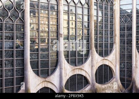 Rouen, Francia - 01 ottobre 2022: Dettaglio della chiesa moderna di Santa Giovanna d'Arco a Rouen. Progettato da Louis Arretche fu completato nel 1979 Foto Stock