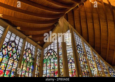 Rouen, Francia - 01 ottobre 2022: Vista interna della chiesa moderna di Santa Giovanna d'Arco a Rouen. Progettato da Louis Arretche è stato completato nel 197 Foto Stock