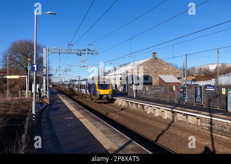 2 Northern Rail CAF costruì treni di classe 331 che arrivarono alla stazione ferroviaria di Blackrod, Lancashire Foto Stock