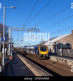 2 Northern Rail CAF costruì treni di classe 331 che arrivarono alla stazione ferroviaria di Blackrod, Lancashire Foto Stock