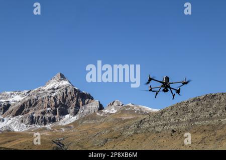 Drone utilizzato per gli studi geologici e climatici nella Valle di Izas, Pirenei, Aragona, Spagna Foto Stock