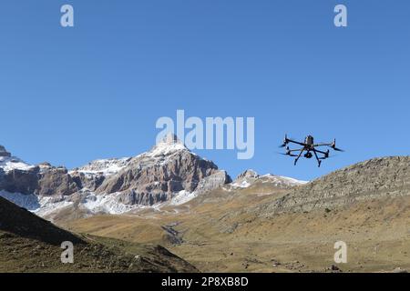 Drone utilizzato per gli studi geologici e climatici nella Valle di Izas, Pirenei, Aragona, Spagna Foto Stock