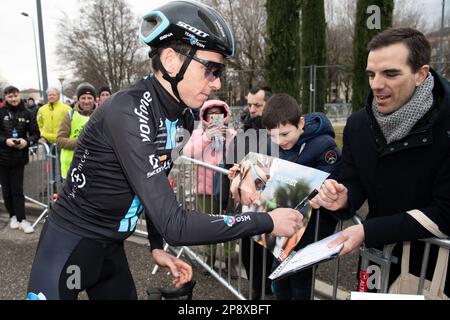 Romain Bardet (DSM team) firma autografi per i suoi tifosi prima della partenza. Il Faun Ardeche Classic è una gara ciclistica di un giorno che si tiene il 25 febbraio 2023. Questa edizione è stata vinta dal francese Julien Alaphilippe (squadra Soudal Quick-STEP) davanti al suo connazionale David Gaudu, (squadra Groupama-fdj) secondo e dal pilota danese Mattias Skjelmose (squadra Trek-Segafredo) terzo. Foto Stock