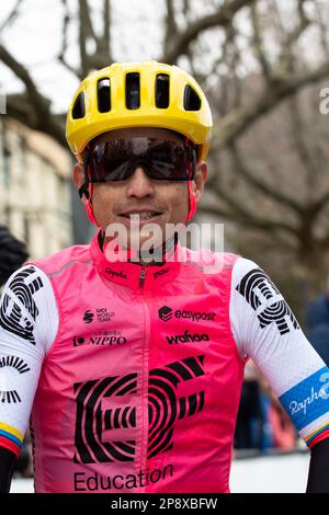 Ritratto di Jhoan Esteban Chaves Rubio del team EF Education EasyPost sulla linea di partenza prima della gara. Il Faun Ardeche Classic è una gara ciclistica di un giorno che si tiene il 25 febbraio 2023. Questa edizione è stata vinta dal francese Julien Alaphilippe (squadra Soudal Quick-STEP) davanti al suo connazionale David Gaudu, (squadra Groupama-fdj) secondo e dal pilota danese Mattias Skjelmose (squadra Trek-Segafredo) terzo. Foto Stock