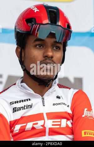 Guilherand Granges, Francia. 25th Feb, 2023. Ritratto del pilota Natnael Tesfatsion del team Trek-segafredo. Il Faun Ardeche Classic è una gara ciclistica di un giorno che si tiene il 25 febbraio 2023. Questa edizione è stata vinta dal francese Julien Alaphilippe (squadra Soudal Quick-STEP) davanti al suo connazionale David Gaudu, (squadra Groupama-fdj) secondo e dal pilota danese Mattias Skjelmose (squadra Trek-Segafredo) terzo. (Foto di Laurent Coust/SOPA Images/Sipa USA) Credit: Sipa USA/Alamy Live News Foto Stock