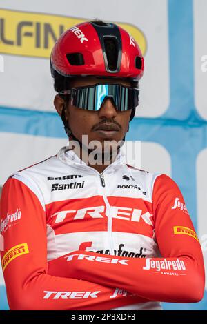 Guilherand Granges, Francia. 25th Feb, 2023. Ritratto del pilota Natnael Tesfatsion del team Trek-segafredo. Il Faun Ardeche Classic è una gara ciclistica di un giorno che si tiene il 25 febbraio 2023. Questa edizione è stata vinta dal francese Julien Alaphilippe (squadra Soudal Quick-STEP) davanti al suo connazionale David Gaudu, (squadra Groupama-fdj) secondo e dal pilota danese Mattias Skjelmose (squadra Trek-Segafredo) terzo. (Foto di Laurent Coust/SOPA Images/Sipa USA) Credit: Sipa USA/Alamy Live News Foto Stock