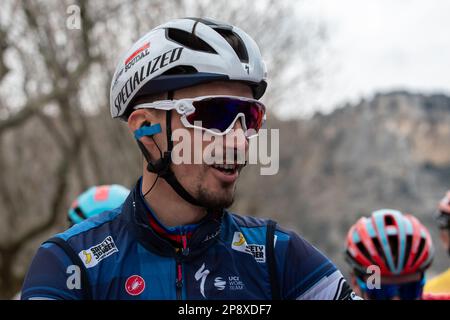 Guilherand Granges, Francia. 25th Feb, 2023. Ritratto del pilota francese Julian Alaphilippe del team Soudal Quick STEP. Il Faun Ardeche Classic è una gara ciclistica di un giorno che si tiene il 25 febbraio 2023. Questa edizione è stata vinta dal francese Julien Alaphilippe (squadra Soudal Quick-STEP) davanti al suo connazionale David Gaudu, (squadra Groupama-fdj) secondo e dal pilota danese Mattias Skjelmose (squadra Trek-Segafredo) terzo. (Foto di Laurent Coust/SOPA Images/Sipa USA) Credit: Sipa USA/Alamy Live News Foto Stock