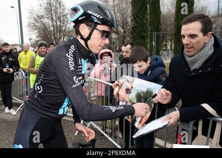 Guilherand Granges, Francia. 25th Feb, 2023. Romain Bardet (DSM team) firma autografi per i suoi tifosi prima della partenza. Il Faun Ardeche Classic è una gara ciclistica di un giorno che si tiene il 25 febbraio 2023. Questa edizione è stata vinta dal francese Julien Alaphilippe (squadra Soudal Quick-STEP) davanti al suo connazionale David Gaudu, (squadra Groupama-fdj) secondo e dal pilota danese Mattias Skjelmose (squadra Trek-Segafredo) terzo. (Foto di Laurent Coust/SOPA Images/Sipa USA) Credit: Sipa USA/Alamy Live News Foto Stock