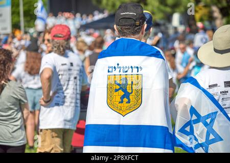 Toronto, Ontario Canada - 29th maggio 2022: Un uomo che indossa la bandiera di Gerusalemme durante il cammino di Toronto con Israele. Foto Stock