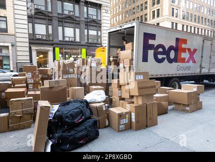 Pile di scatole, pronte per la consegna da parte di FedEx sulla Fifth Avenue nel centro di Manhattan, 2023, New York City, Stati Uniti Foto Stock