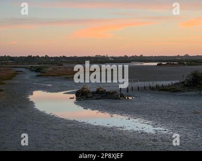 Panorama mozzafiato. Tramonto spettacolare. Saline di Carboneros, in Chiclana de la Frontera, provincia di Cadice, comunità autonoma di Andalusia, Spagna. Foto Stock