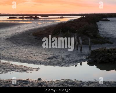 Panorama mozzafiato. Tramonto spettacolare. Saline di Carboneros, in Chiclana de la Frontera, provincia di Cadice, comunità autonoma di Andalusia, Spagna. Foto Stock