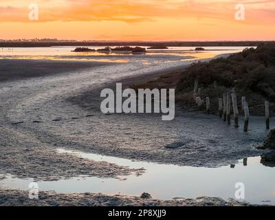 Panorama mozzafiato. Tramonto spettacolare. Saline di Carboneros, in Chiclana de la Frontera, provincia di Cadice, comunità autonoma di Andalusia, Spagna. Foto Stock