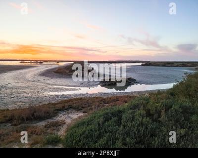 Panorama mozzafiato. Tramonto spettacolare. Saline di Carboneros, in Chiclana de la Frontera, provincia di Cadice, comunità autonoma di Andalusia, Spagna. Foto Stock