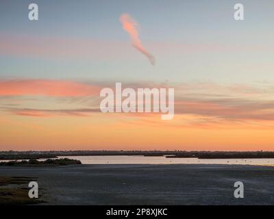 Panorama mozzafiato. Tramonto spettacolare. Saline di Carboneros, in Chiclana de la Frontera, provincia di Cadice, comunità autonoma di Andalusia, Spagna. Foto Stock