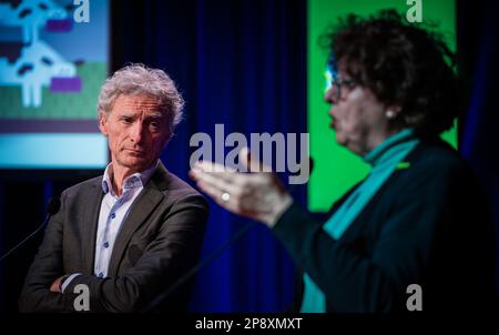 AMSTERDAM - (VLNR) Paul Rosenmoller (Groenlinks) e Ilona Lagas (BBB) durante il dibattito elettorale con i leader di partito del Senato, in vista delle elezioni provinciali. Nel corso del dibattito si discutono le varie crisi che il paese deve affrontare, come la crisi dell'azoto e la crisi dell'immigrazione. ANP BART MAAT netherlands OUT - belgio OUT Foto Stock