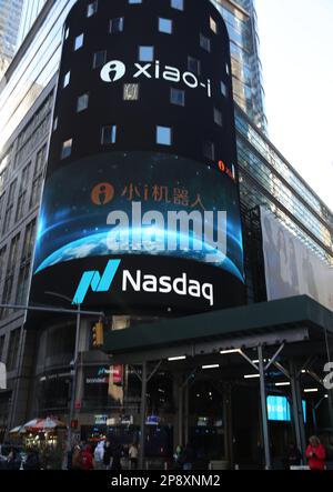 New York, Stati Uniti. 9th Mar, 2023. Il Nasdaq presenta un video promozionale della Xiao-i Corporation a New York City, negli Stati Uniti, il 9 marzo 2023. Xiao-i Corporation, un'impresa di intelligenza artificiale cognitiva (ai) dalla Cina, ha fluttuato le sue azioni giovedì su Nasdaq. Credit: Liu Yanan/Xinhua/Alamy Live News Foto Stock