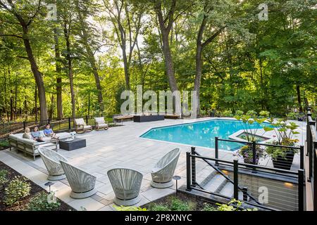 L'esterno di una casa ristrutturata con nuovi giardini, piantagioni e una piscina Foto Stock