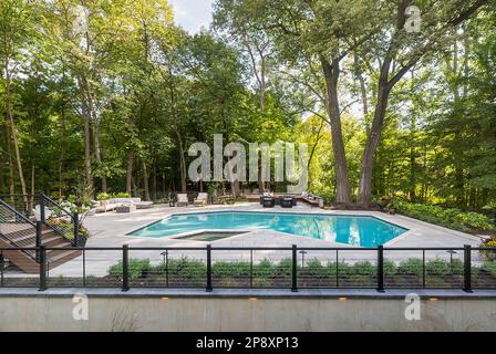 L'esterno di una casa ristrutturata con nuovi giardini, piantagioni e una piscina Foto Stock