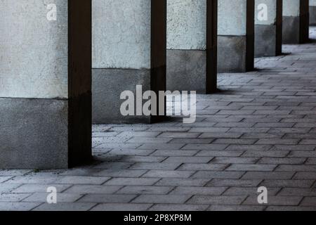 Colonne in cemento che si allontanano dalla telecamera. Foto Stock