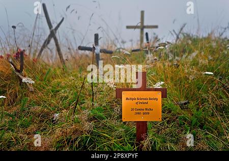 Croci lasciate dai pellegrini. Puerto de Ibañeta. Navarra.Spagna. Camino de Santiago Foto Stock