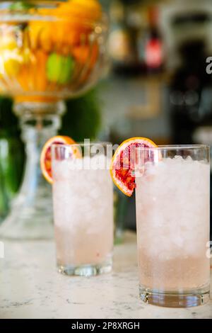 Spritze di pompelmo per un brunch domenicale al Meiners Heritage Table di Ojai, CALIFORNIA Foto Stock