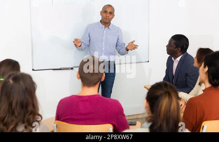 Il coach conduce la formazione aziendale all'università Foto Stock