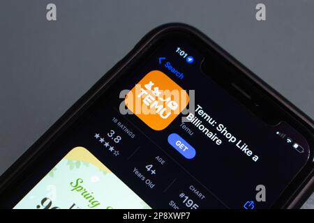 App Temu per il mercato ONLINE NEGLI STATI UNITI in App Store su iPhone. Temu, LLC è una filiale di PDD Holdings Inc., con sede in Cina (che possiede anche Pinduoduo) Foto Stock