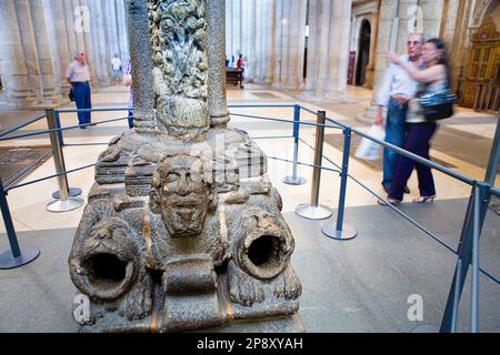 I turisti osservano il Saint `dos croques´. Portico de la Gloria, a ovest della Cattedrale, Catedral de Santiago de Compostela, Santiago de Compostel Foto Stock