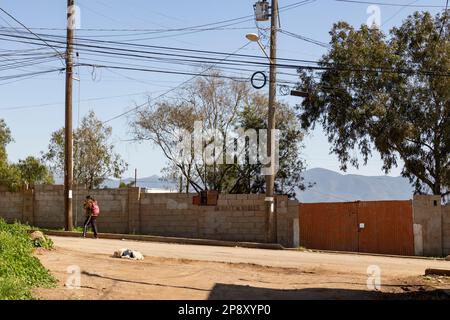 Ensenada, Baja California, Messico - scena di strada in un quartiere più povero Foto Stock