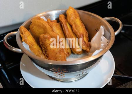 Filetti di carne di squalo fritti, in stile messicano, in una ciotola d'argento su un piatto bianco Foto Stock